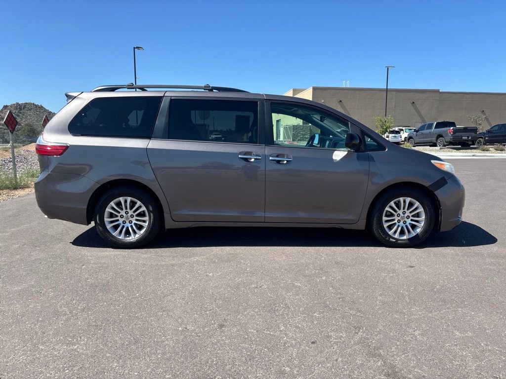 Used 2015 Toyota Sienna XLE w/ XLE Navigation Package FWD image 4