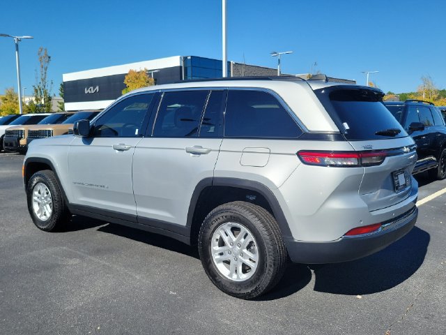 Used 2025 Jeep Grand Cherokee Laredo RWD image 6