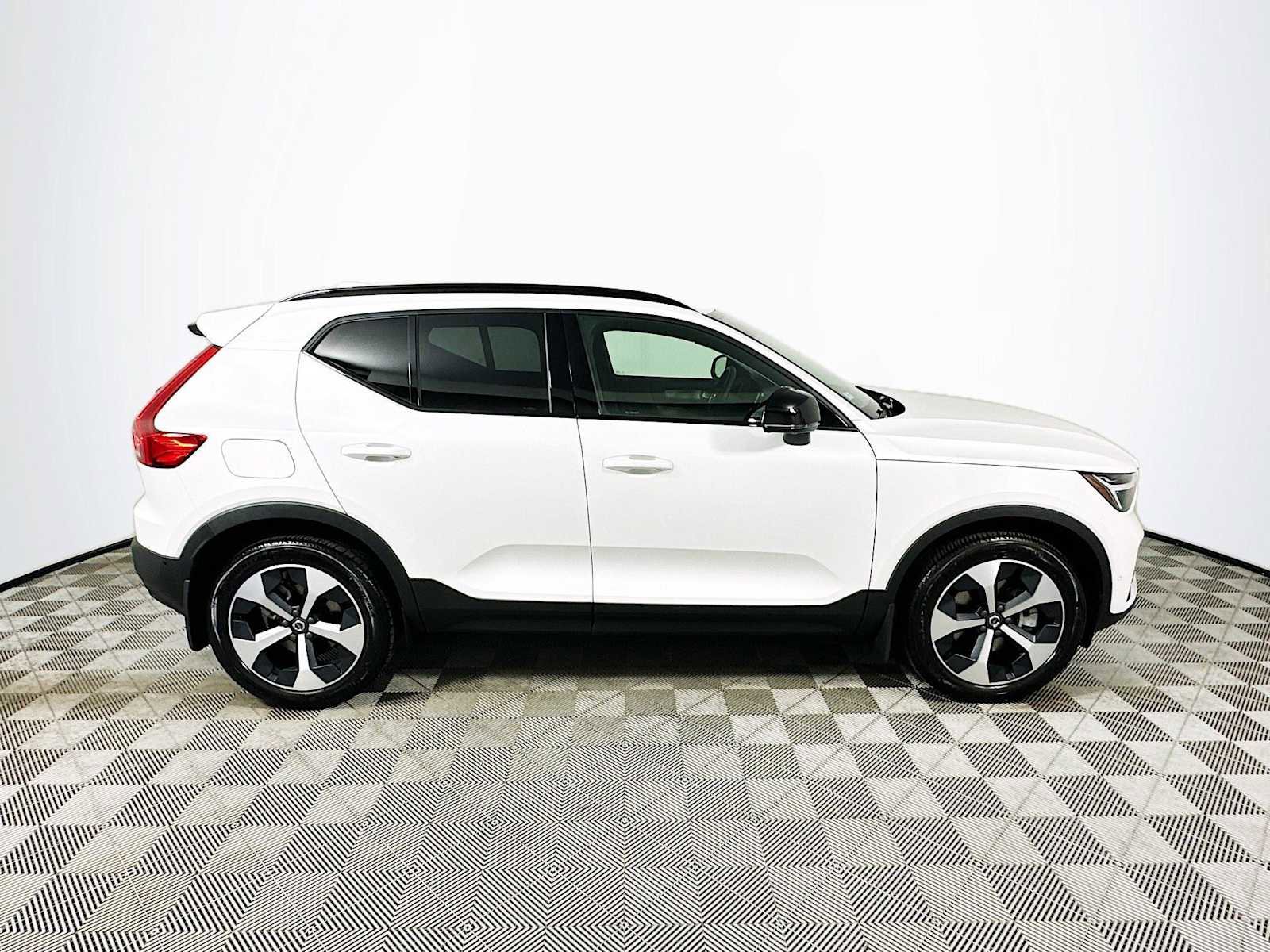 Used 2025 Volvo XC40 B5 Plus w/ Climate Package image 8