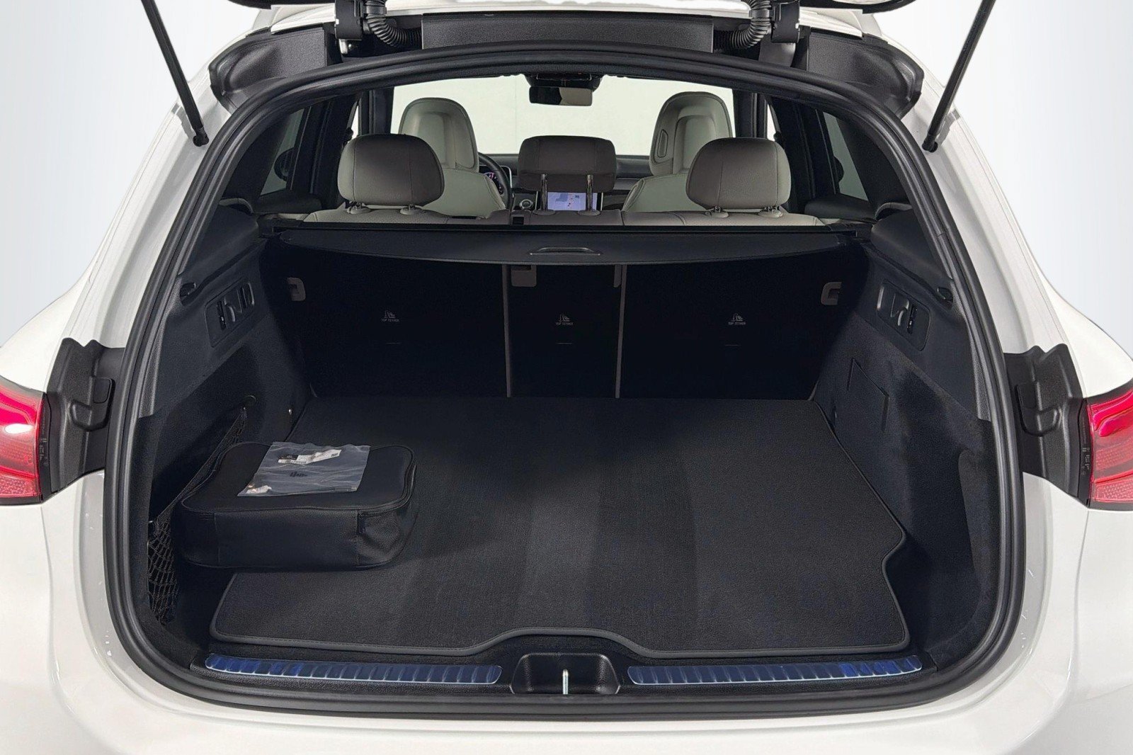 Used 2025 Mercedes-Benz GLC 350e 4MATIC image 23