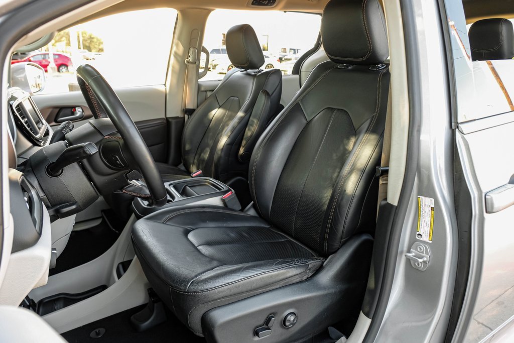 Used 2019 Chrysler Pacifica Touring-L image 8