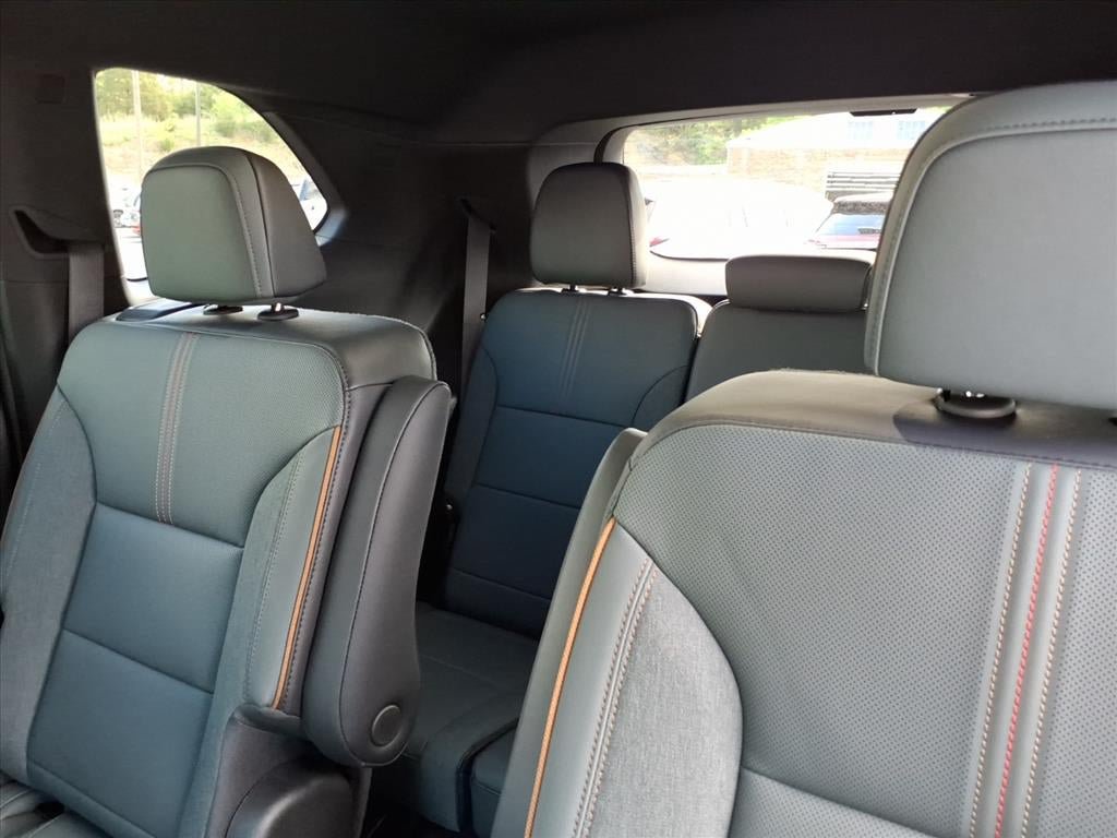 New 2026 GMC Acadia AT4 w/ Luxury Package AWD/4WD image 15