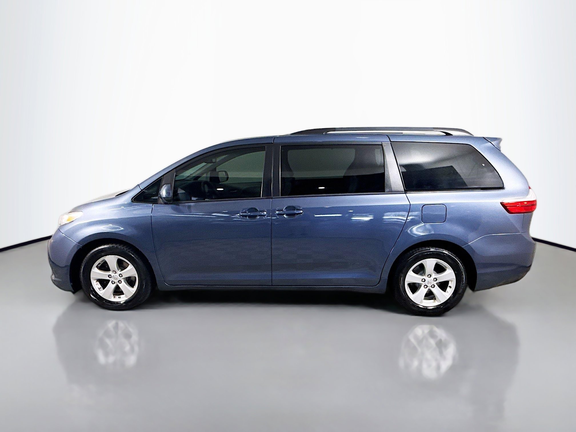 Used 2017 Toyota Sienna LE FWD image 6