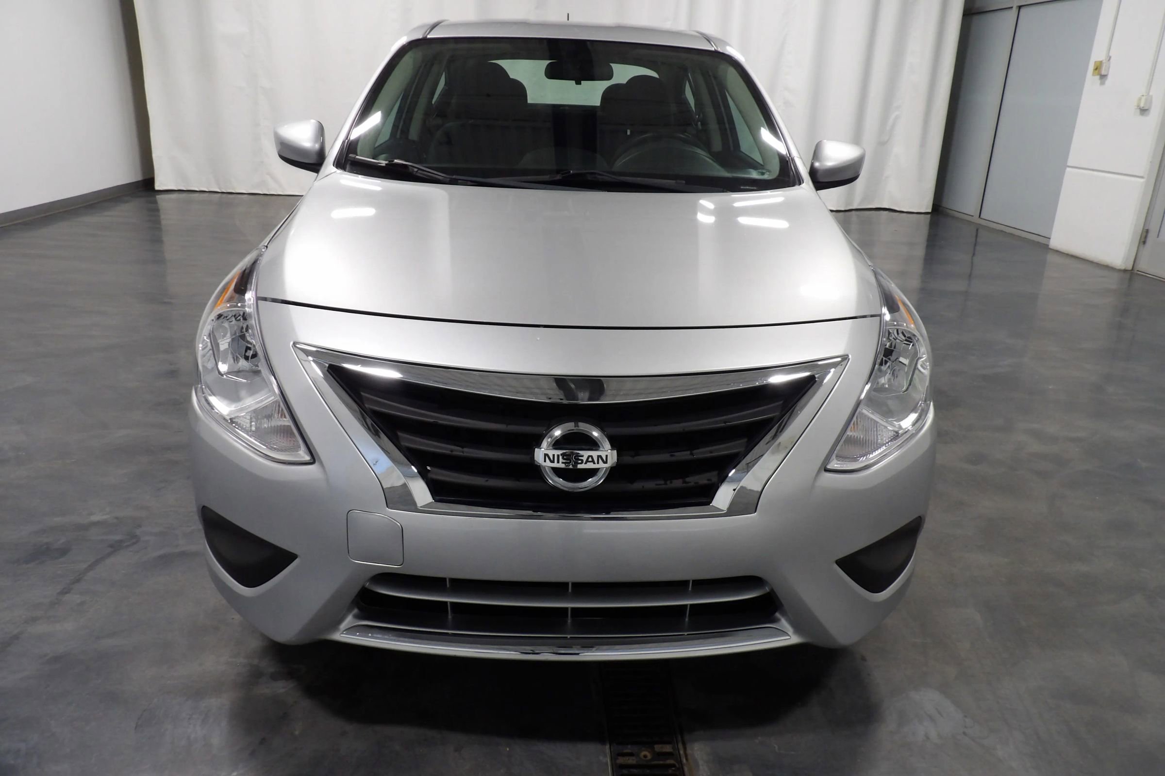 Used 2019 Nissan Versa SV image 2