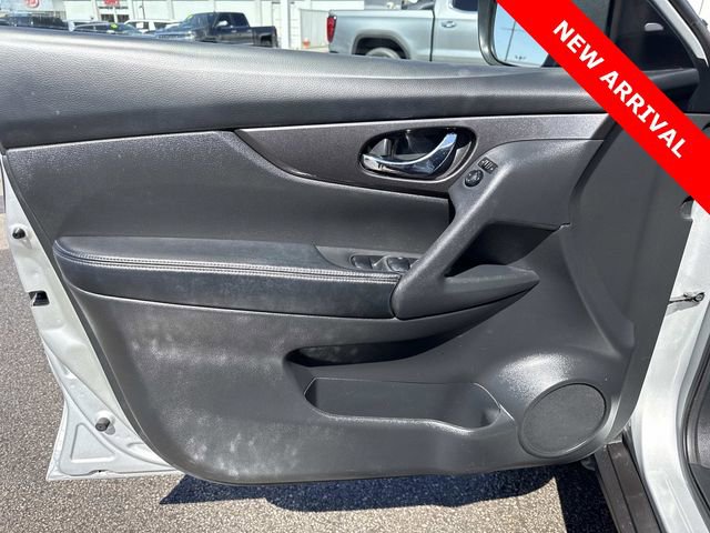 Used 2020 Nissan Rogue SV image 11