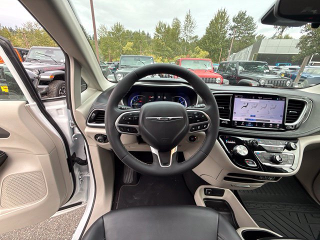 Used 2024 Chrysler Pacifica Limited FWD image 18