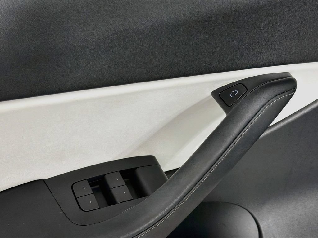 Used 2021 Tesla Model Y Long Range AWD/4WD image 18