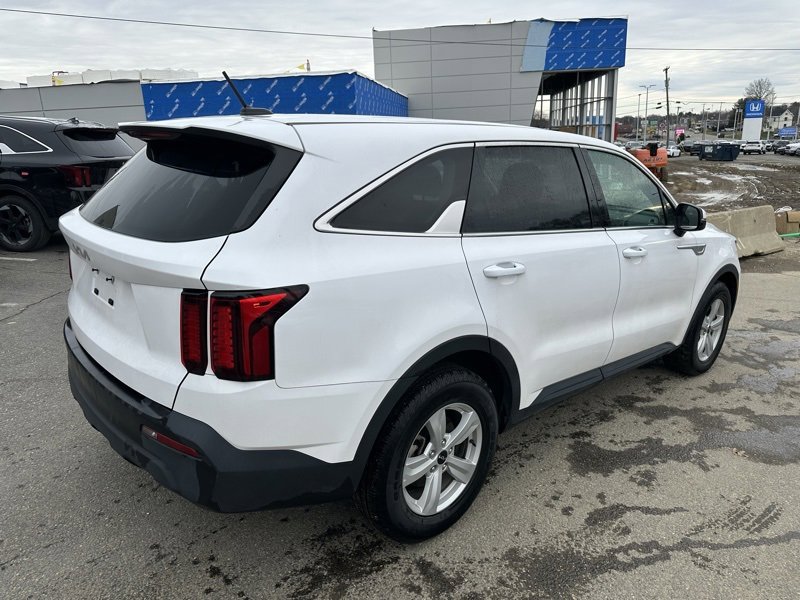 Used 2023 Kia Sorento LX image 7