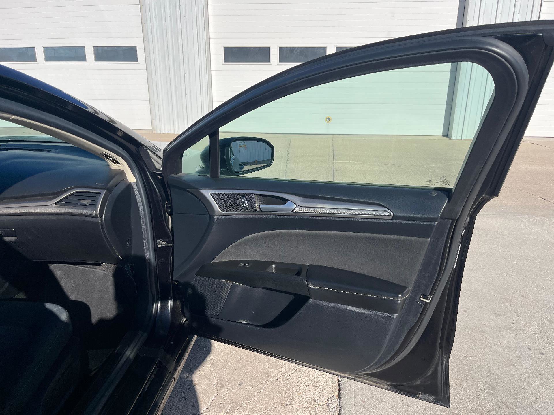 Used 2020 Ford Fusion SE image 18