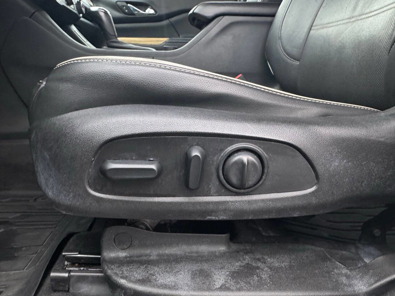 Used 2018 GMC Acadia Denali image 16