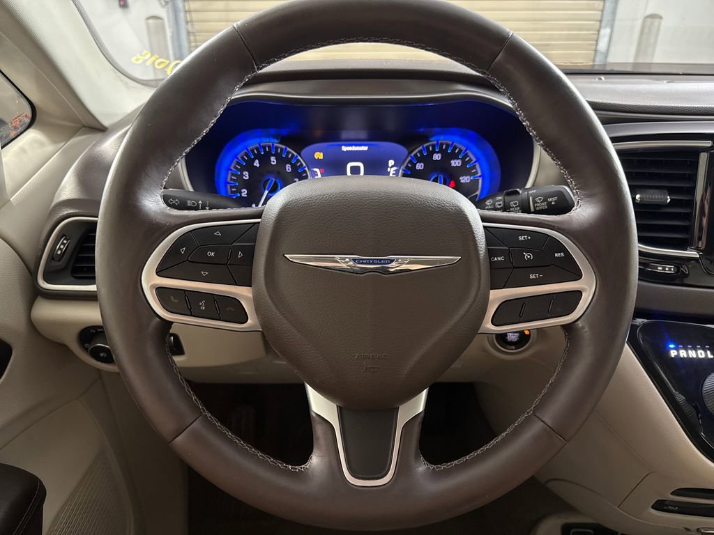 Used 2018 Chrysler Pacifica Touring-L Plus FWD image 13