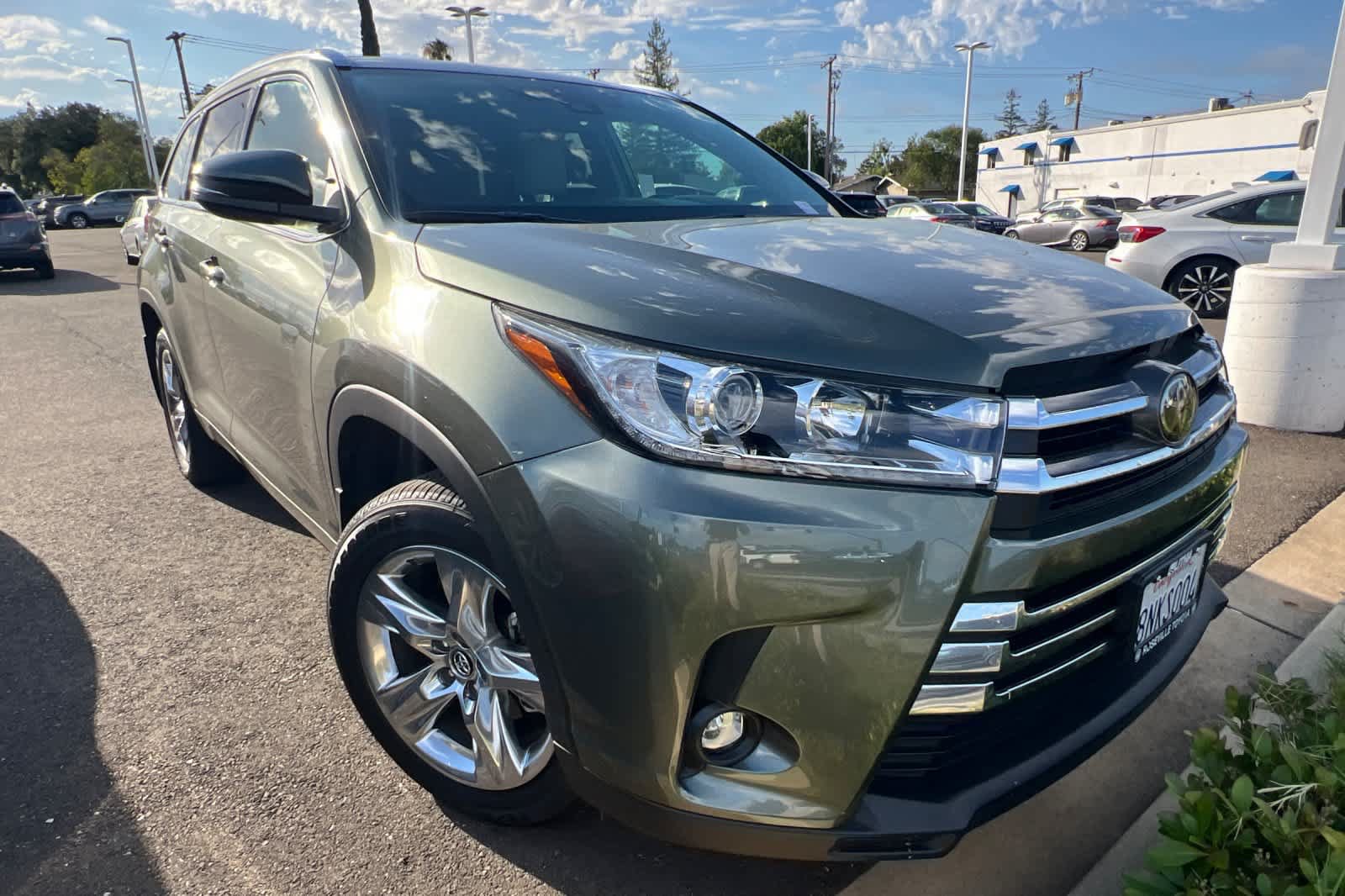 Used 2019 Toyota Highlander Limited AWD/4WD image 3
