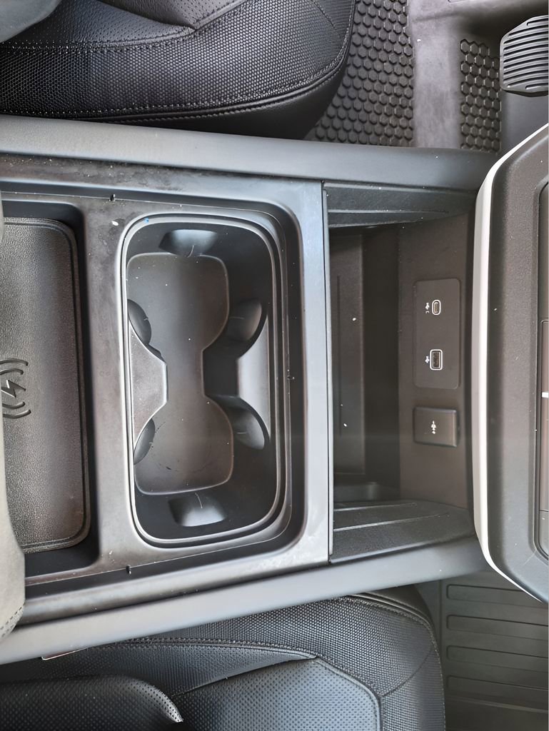 Used 2024 Land Rover Defender 130 X-Dynamic SE image 46