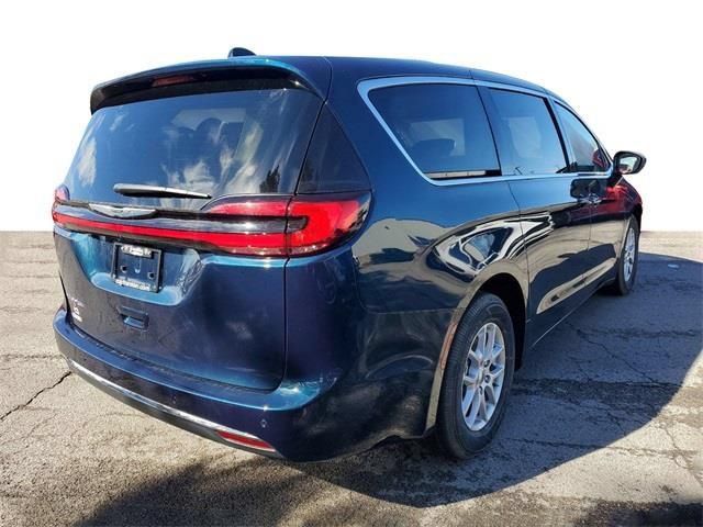 New 2023 Chrysler Pacifica Touring-L FWD image 4