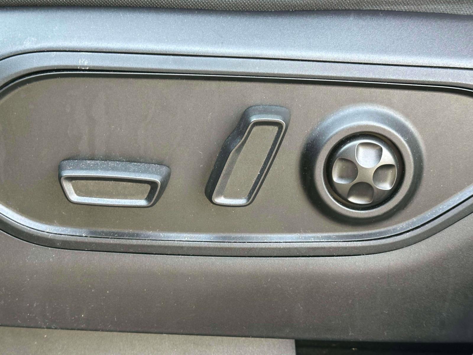 Used 2023 Jeep Grand Cherokee L Laredo image 16