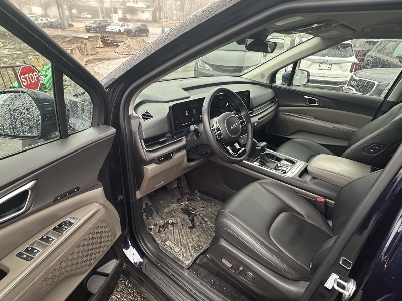 Used 2025 Kia Carnival EX image 7