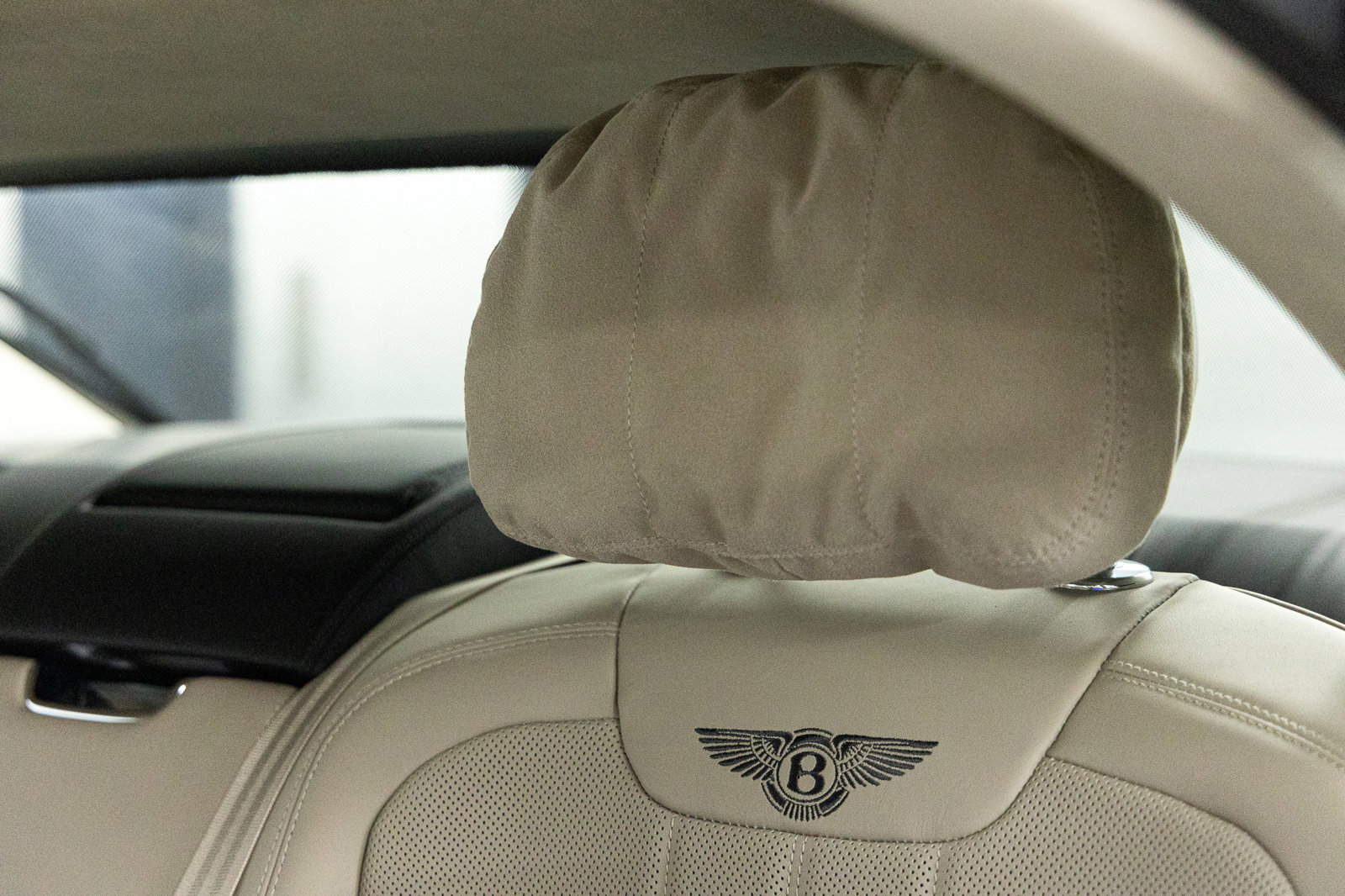 Used 2023 Bentley Flying Spur V8 image 36