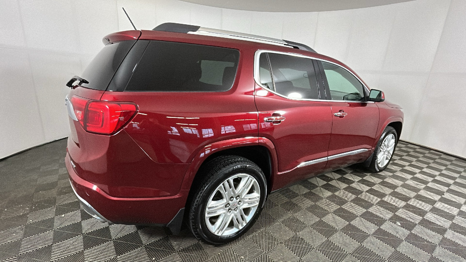 Used 2017 GMC Acadia Denali w/ Technology Package AWD/4WD image 3