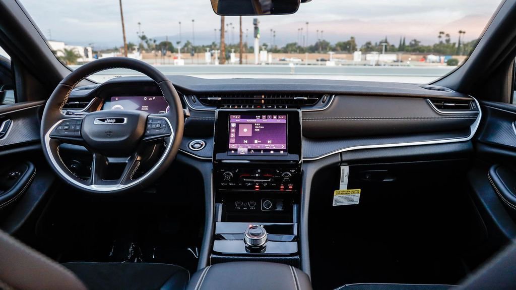 New 2025 Jeep Grand Cherokee Altitude image 13