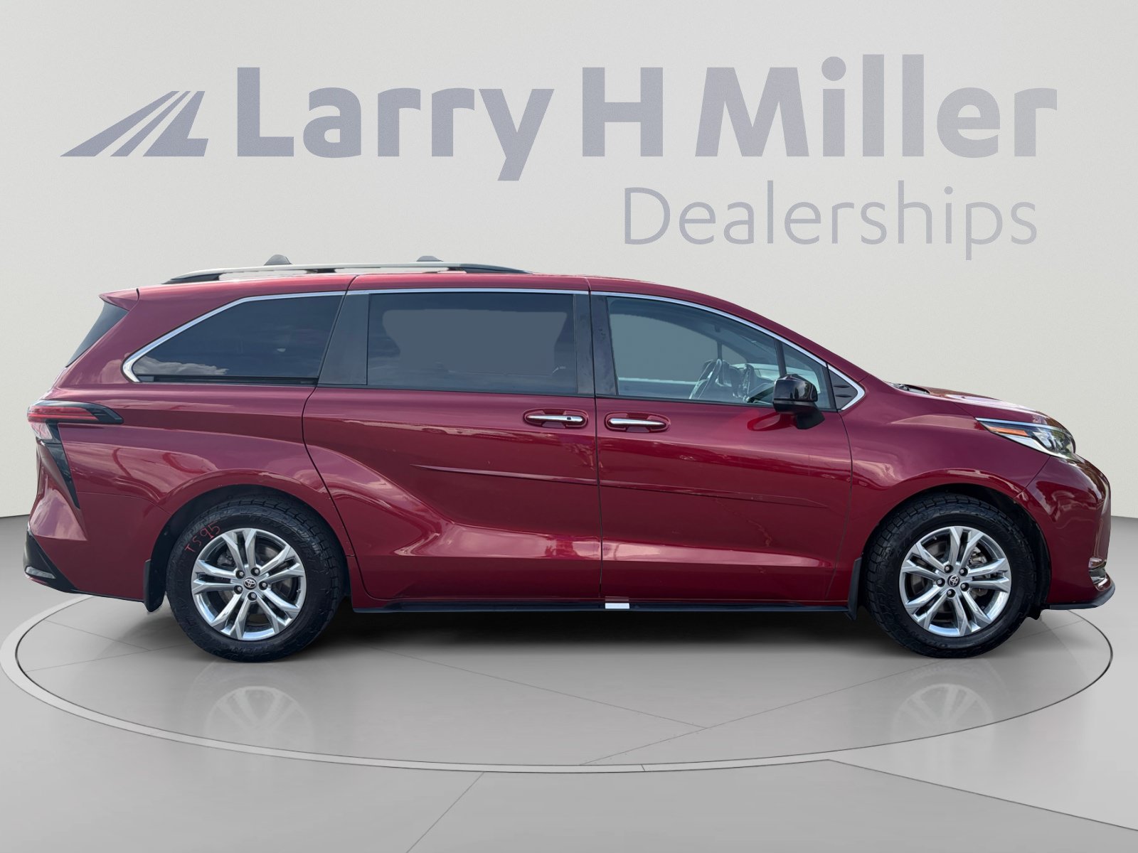 Used 2022 Toyota Sienna XSE w/ XSE Plus Package AWD/4WD image 6