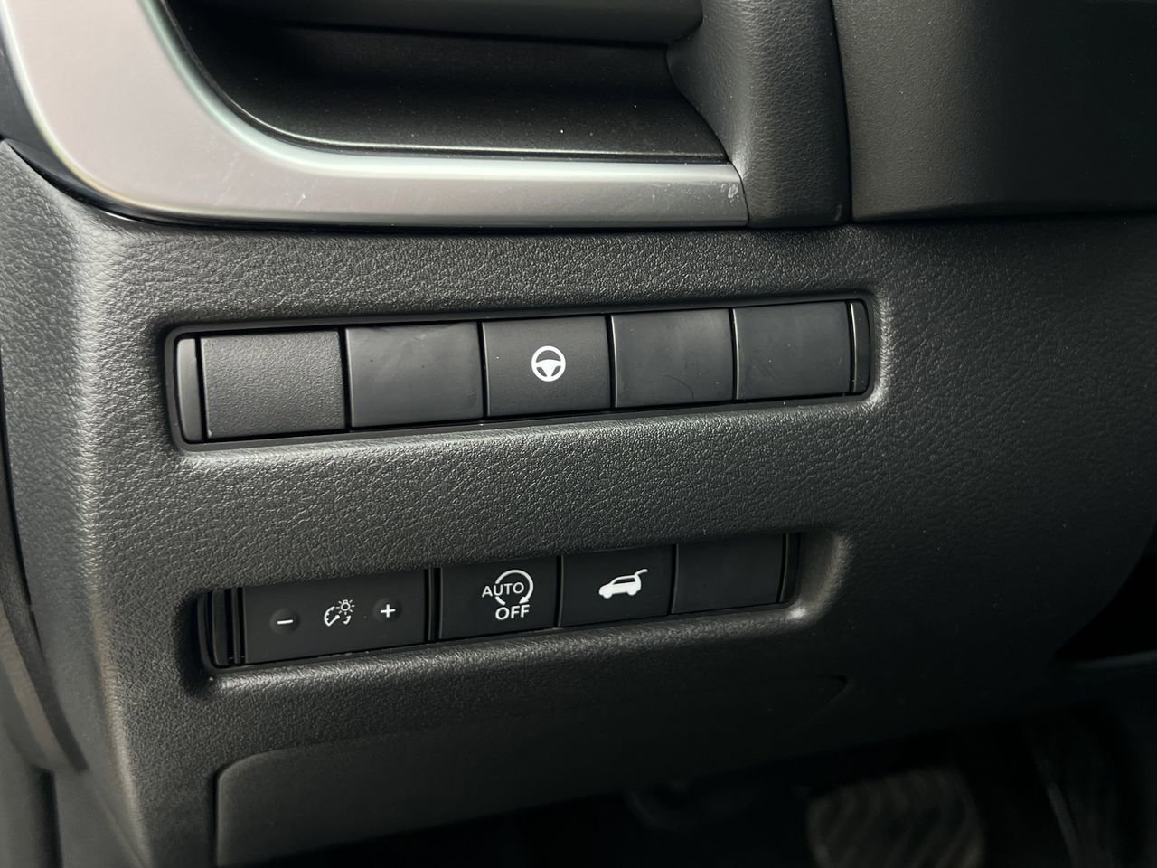 Certified 2025 Nissan Rogue SV FWD image 12