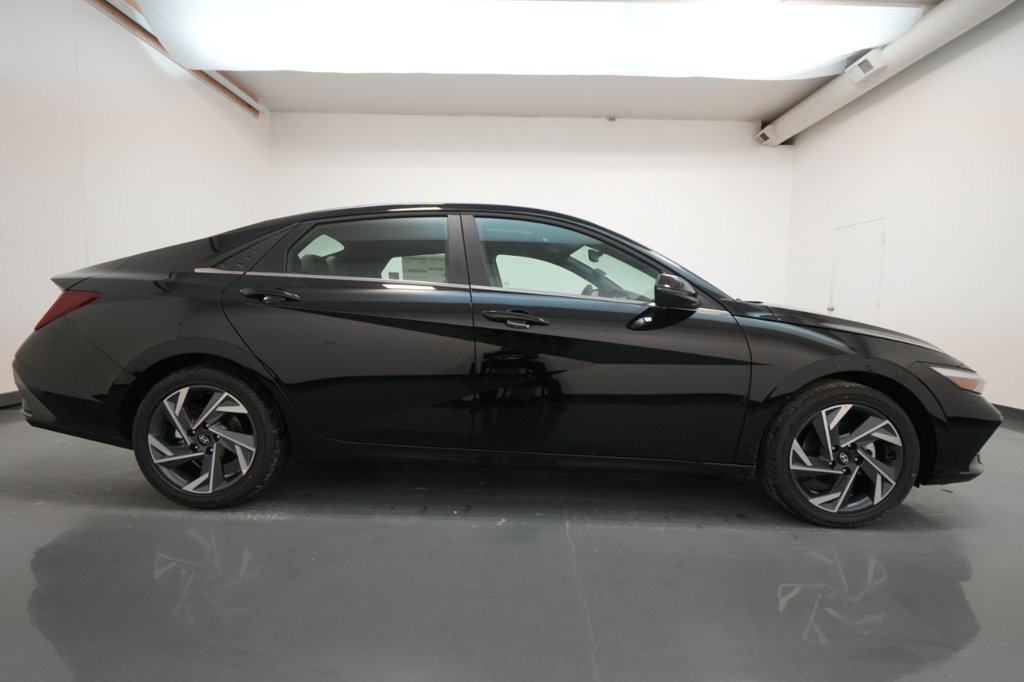 Certified 2025 Hyundai Elantra Limited FWD image 21