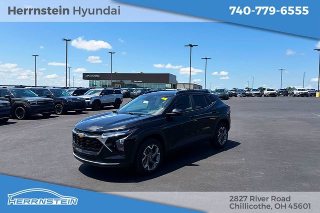 Used 2025 Chevrolet Trax LT FWD image 3