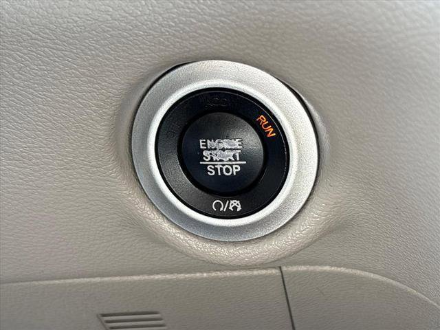 Used 2017 Chrysler Pacifica Touring image 16