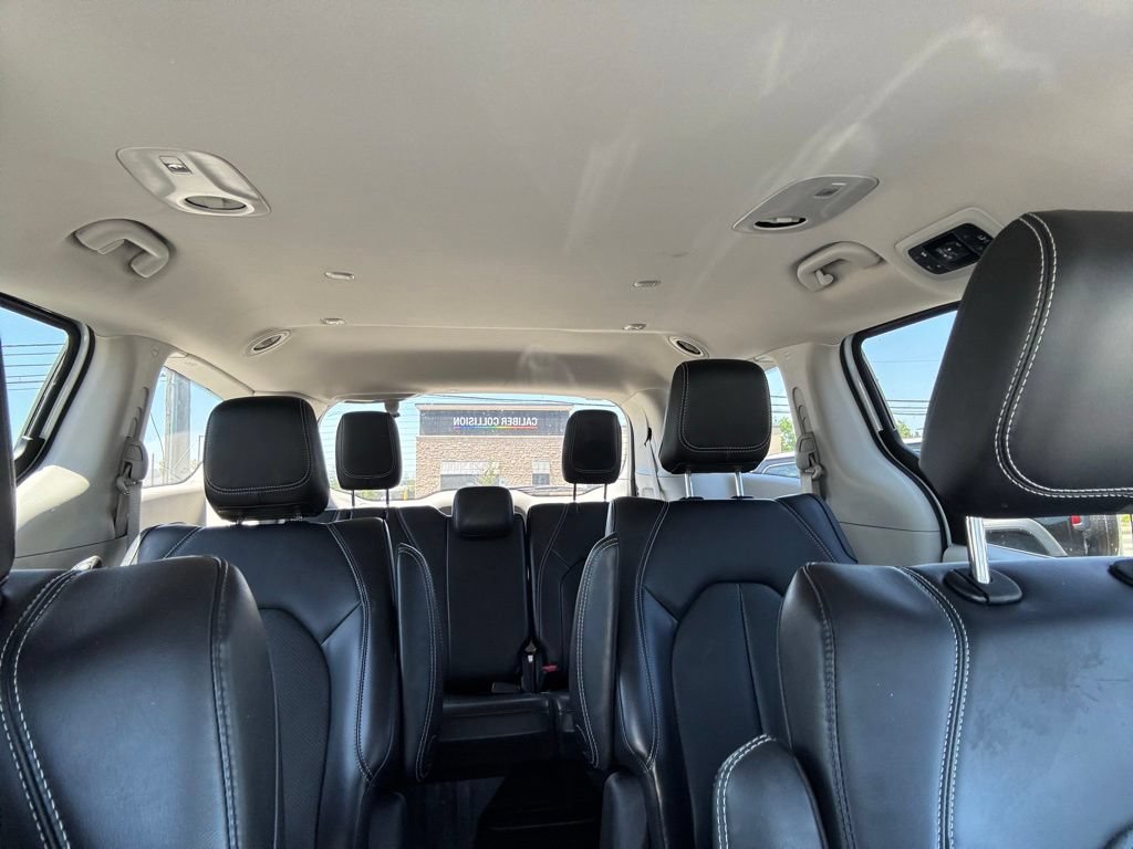 Used 2023 Chrysler Pacifica Touring-L FWD image 4
