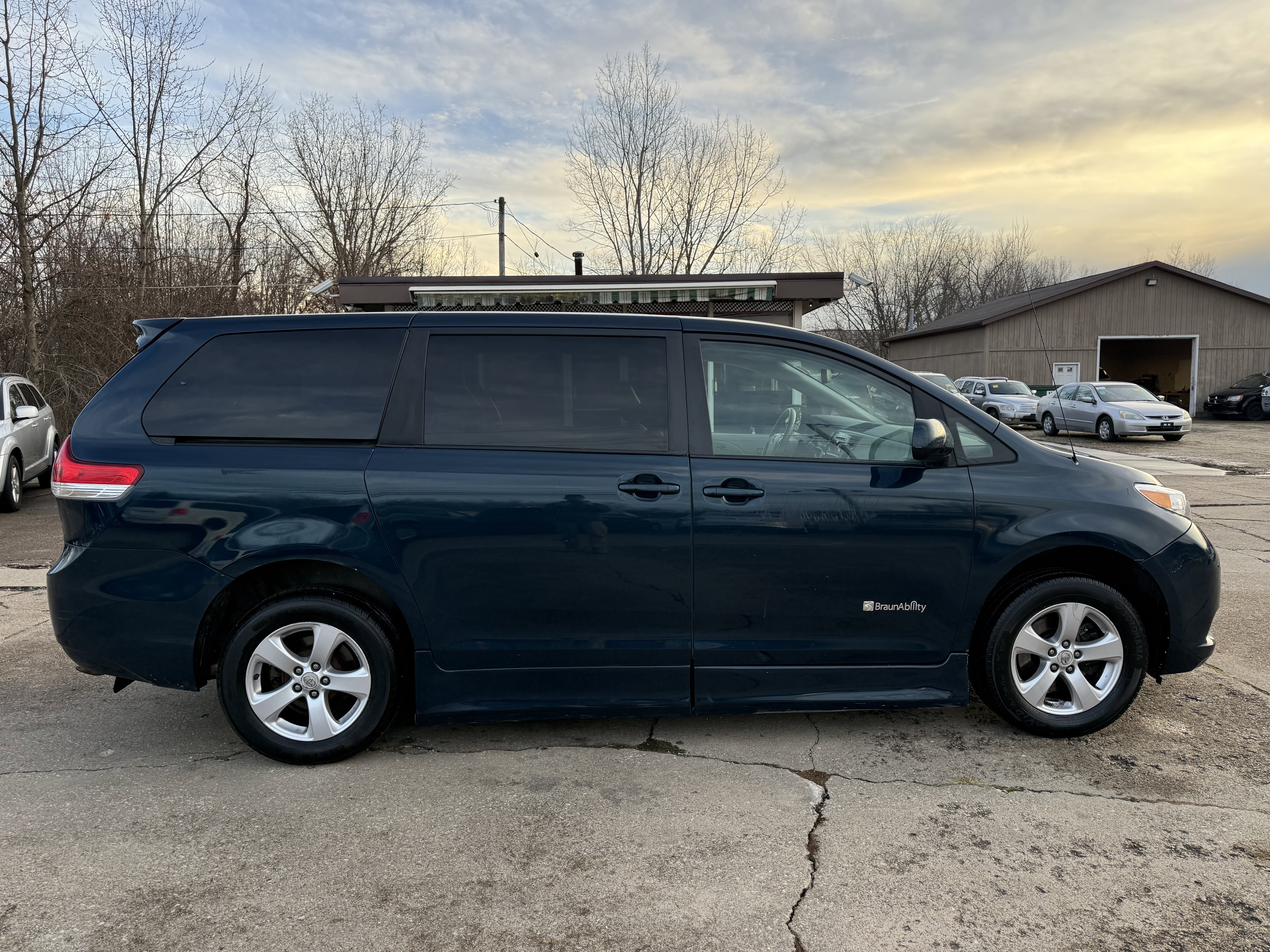 Used 2011 Toyota Sienna LE image 7