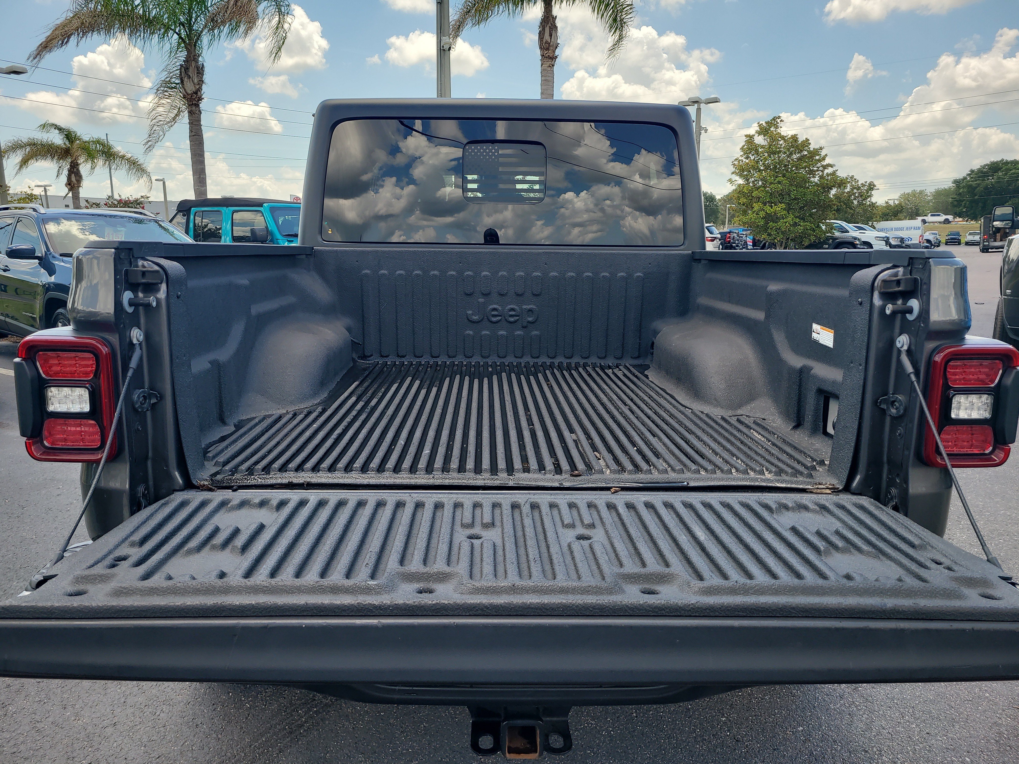 Used 2024 Jeep Gladiator Rubicon w/ Technology Group AWD/4WD image 8