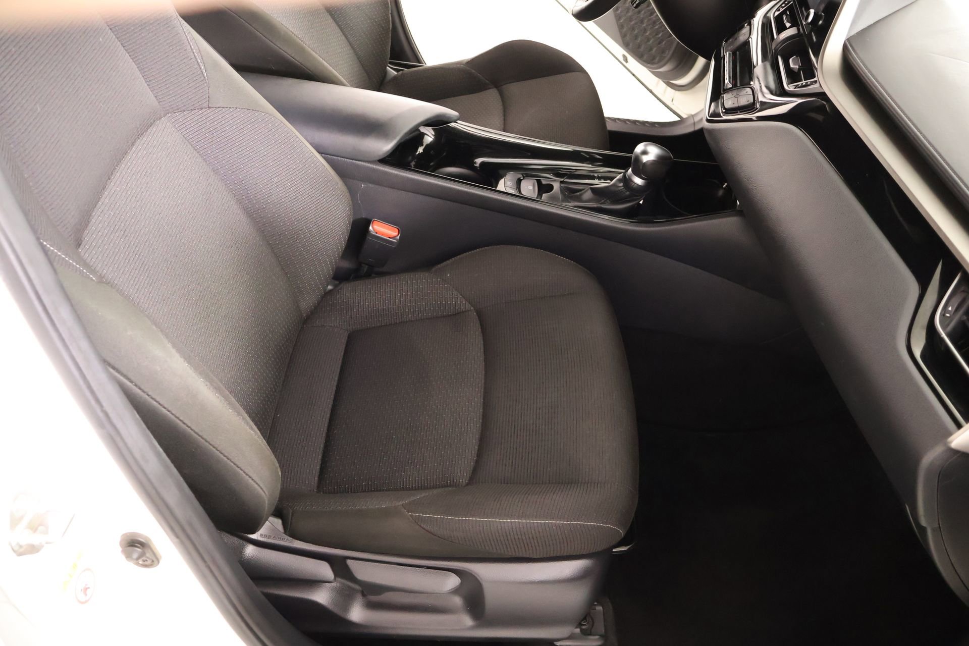 Used 2019 Toyota C-HR XLE FWD image 12