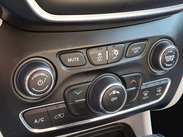 Used 2020 Jeep Cherokee Latitude Plus AWD/4WD image 17