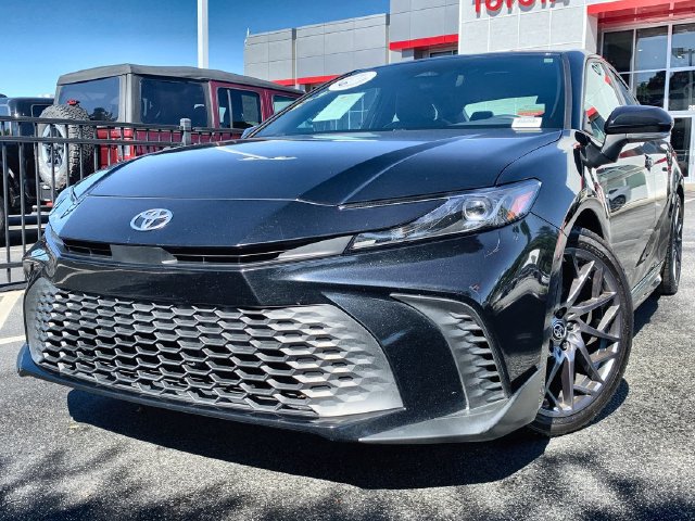 Used 2025 Toyota Camry SE w/ Convenience Package FWD image 1