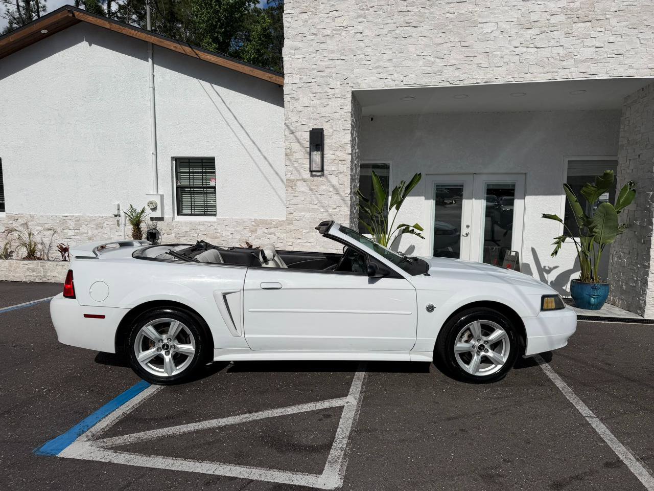 Used 2004 Ford Mustang Convertible RWD image 17
