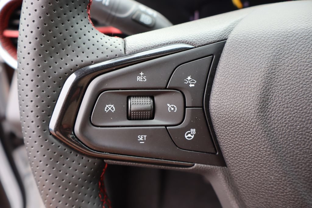 Used 2024 Chevrolet Trax RS w/ Sunroof Package FWD image 14