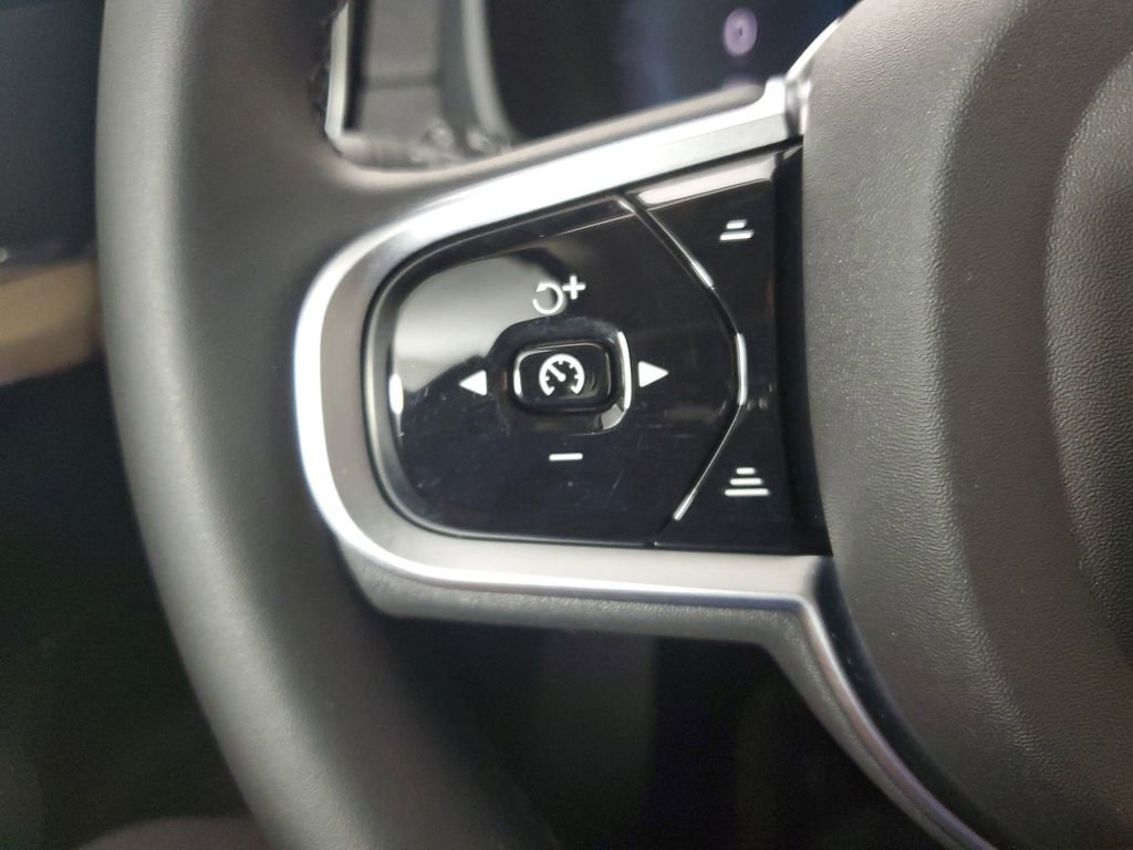 Certified 2025 Volvo XC90 B6 Core w/ Climate Package image 29