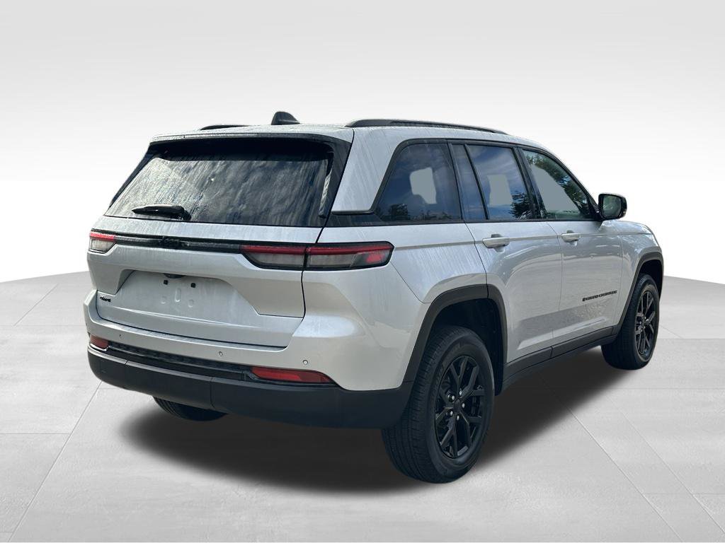 Used 2025 Jeep Grand Cherokee Altitude AWD/4WD image 8