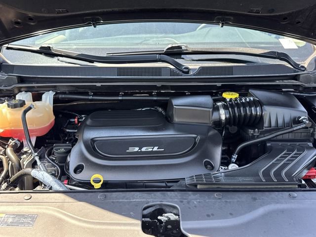 Used 2018 Chrysler Pacifica Touring-L FWD image 24