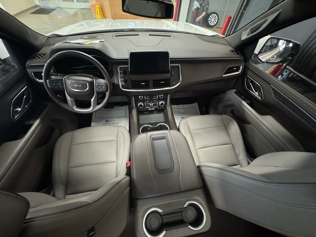 Used 2022 GMC Yukon SLT w/ SLT Premium Package image 16