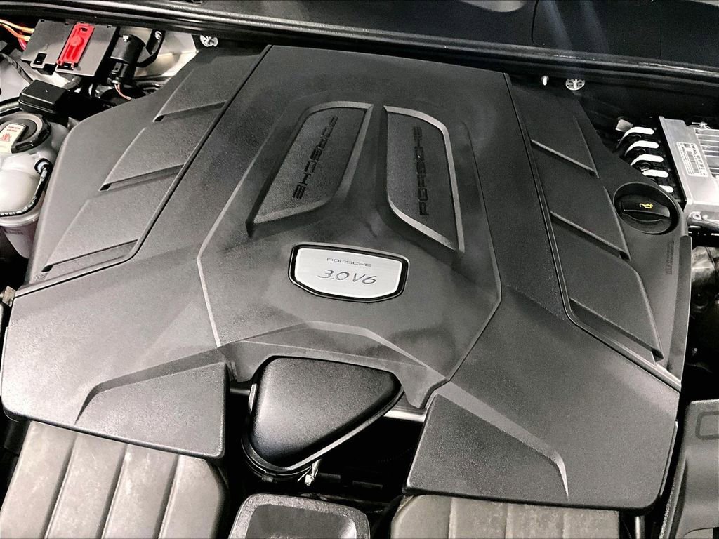 Certified 2023 Porsche Cayenne Platinum Edition image 34