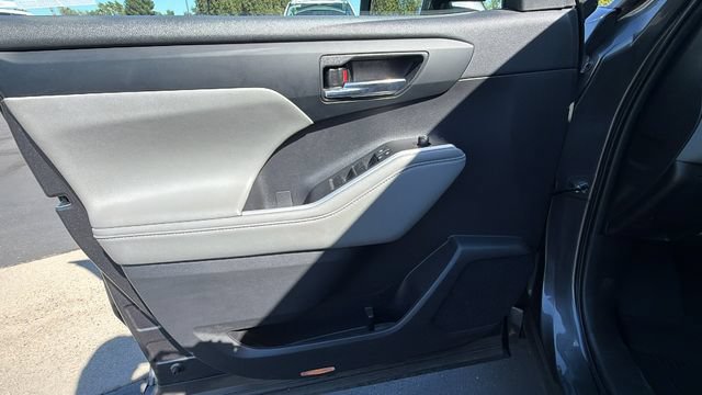 Used 2022 Toyota Highlander XLE AWD/4WD image 19