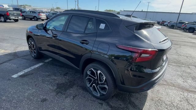 New 2026 Chevrolet Trax RS w/ Sunroof Package FWD image 8