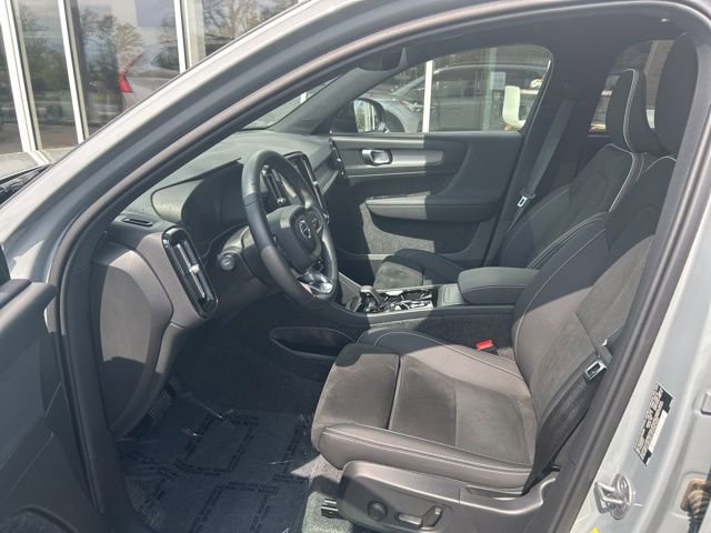Certified 2025 Volvo XC40 B5 Plus AWD/4WD image 17