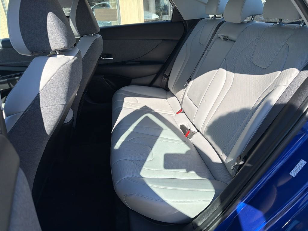 Used 2023 Hyundai Elantra Limited image 36