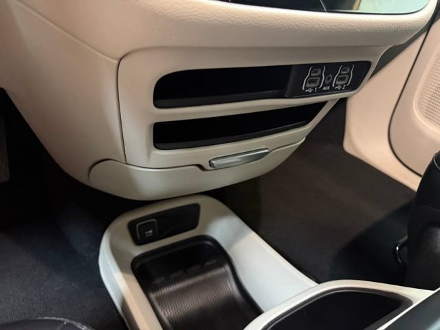 Used 2023 Chrysler Pacifica Touring-L FWD image 18