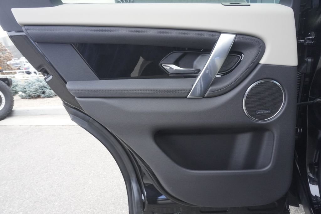 Used 2025 Land Rover Discovery Sport S image 28