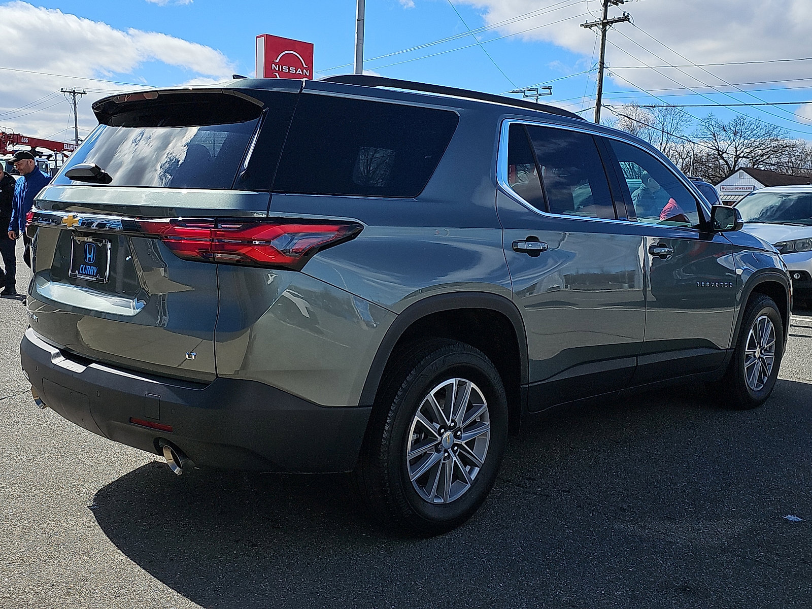 Used 2023 Chevrolet Traverse LT w/ Rear Camera Mirror Package image 4