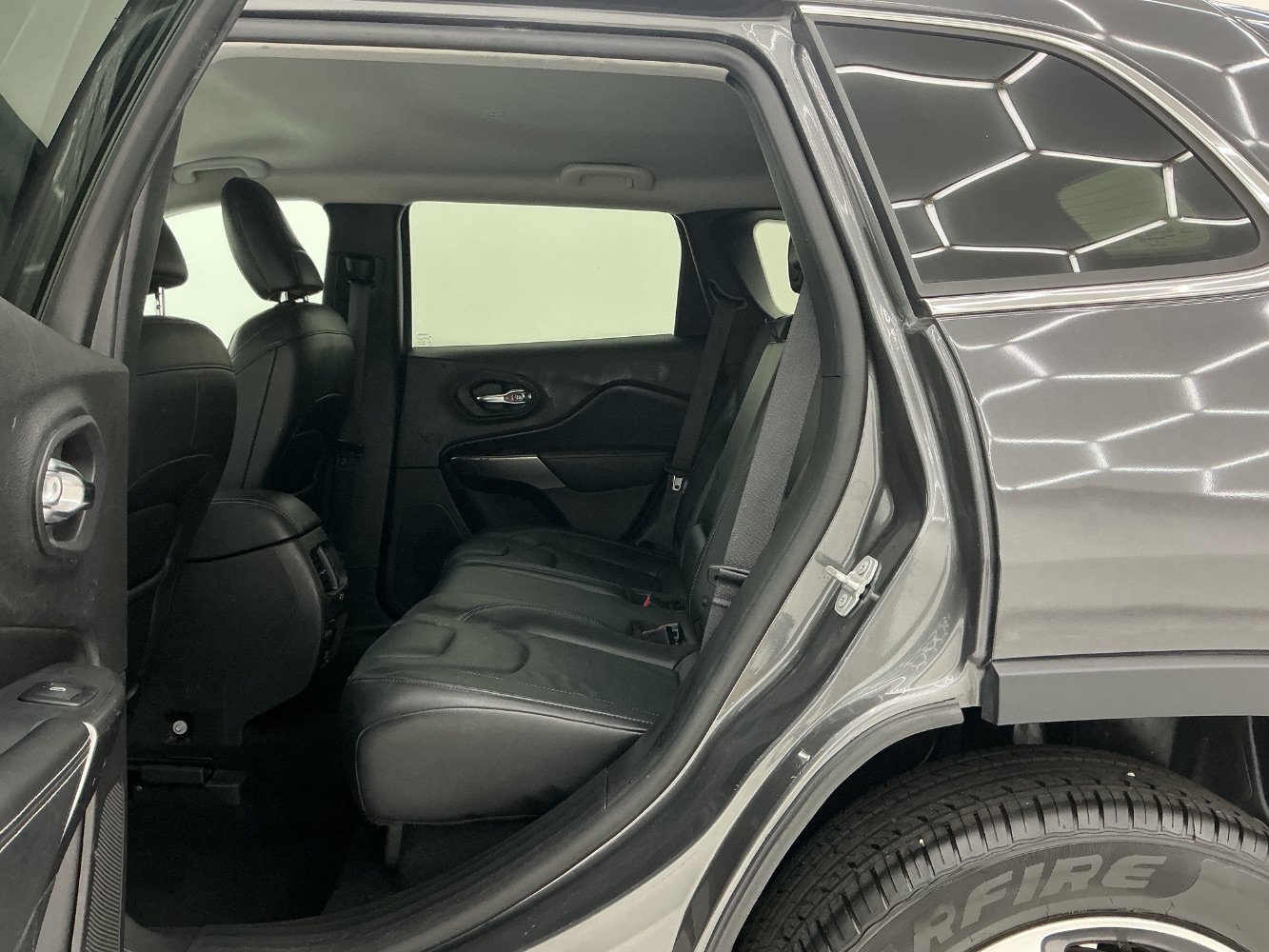 Used 2019 Jeep Cherokee Limited AWD/4WD image 20