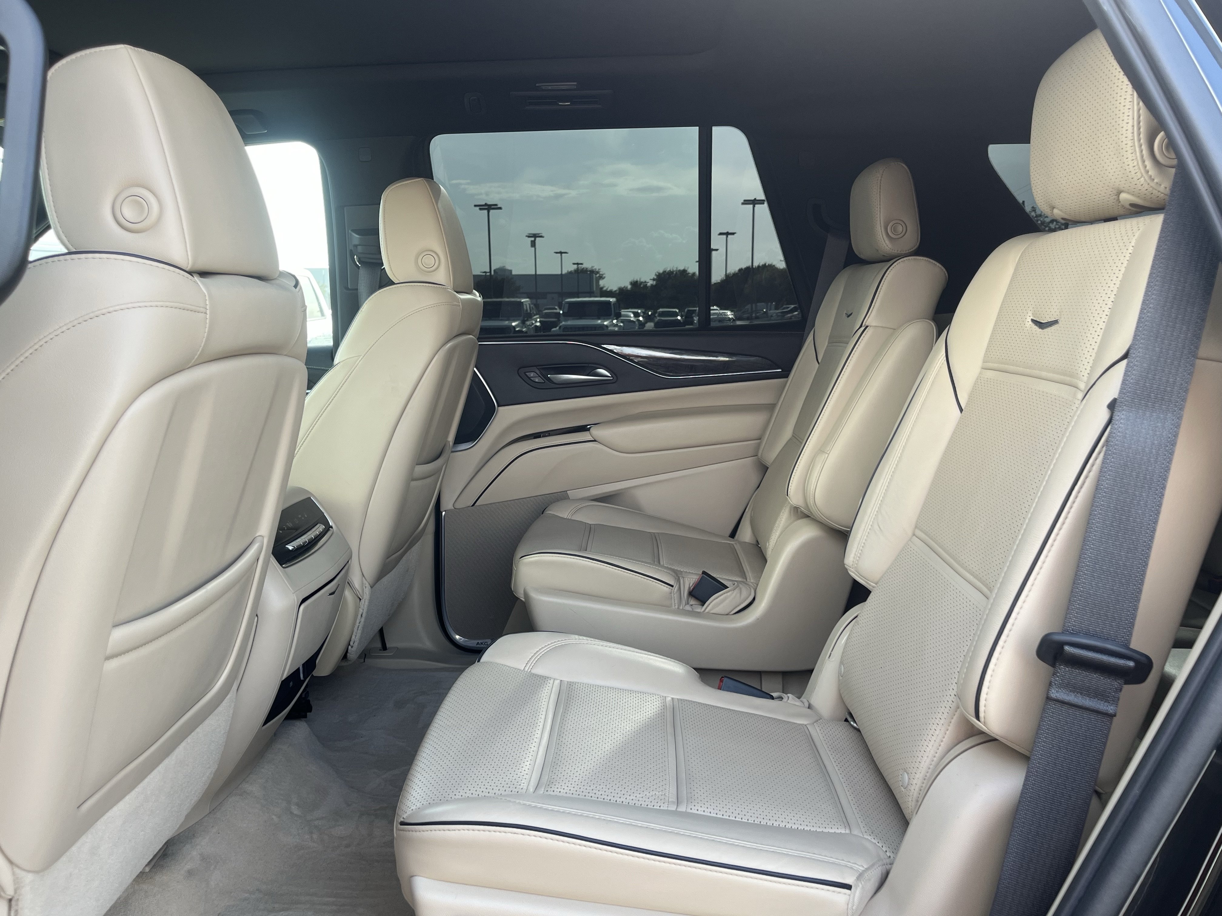 Used 2021 Cadillac Escalade Premium Luxury AWD/4WD image 32